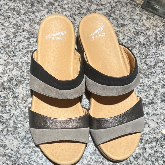 Size 10 (EU 40) Dansko Theresa Multi-Strap Slip-On Sandal  Black and Tan Mules - Picture 1 of 9